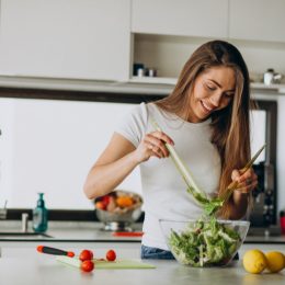 Mulher se alimentando